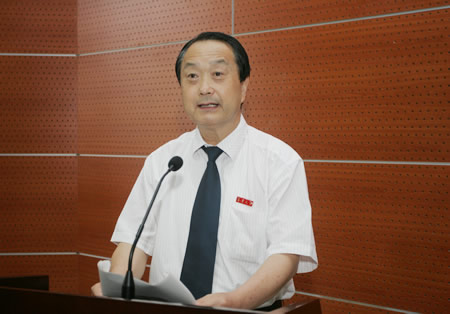 校党委书记、集美大学校友会名誉会长张向中讲话 校党委书记、集美大学校友会名誉会长张向中讲话