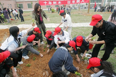 各学院学生代表栽种树苗